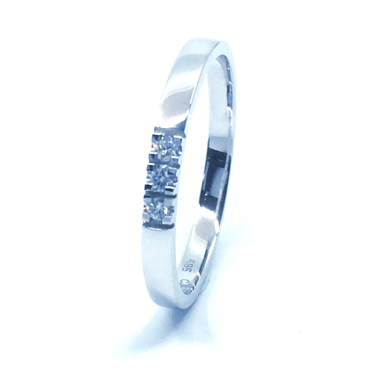 14 KT. ALLIANCE RING HVIDGULD MED BRILLANT 3X0,02 CT. W/SI