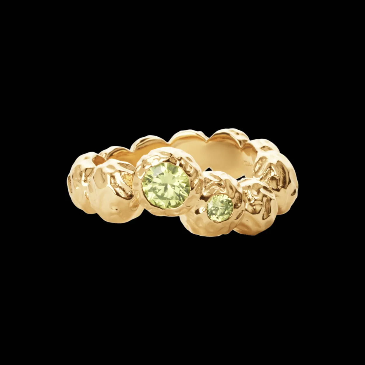 CAMILLE BRINCH LARGE WARY DOTS RING I FORGYLDT SØLV MED LYSGRØN ÆDELSTEN - LWDR-FG