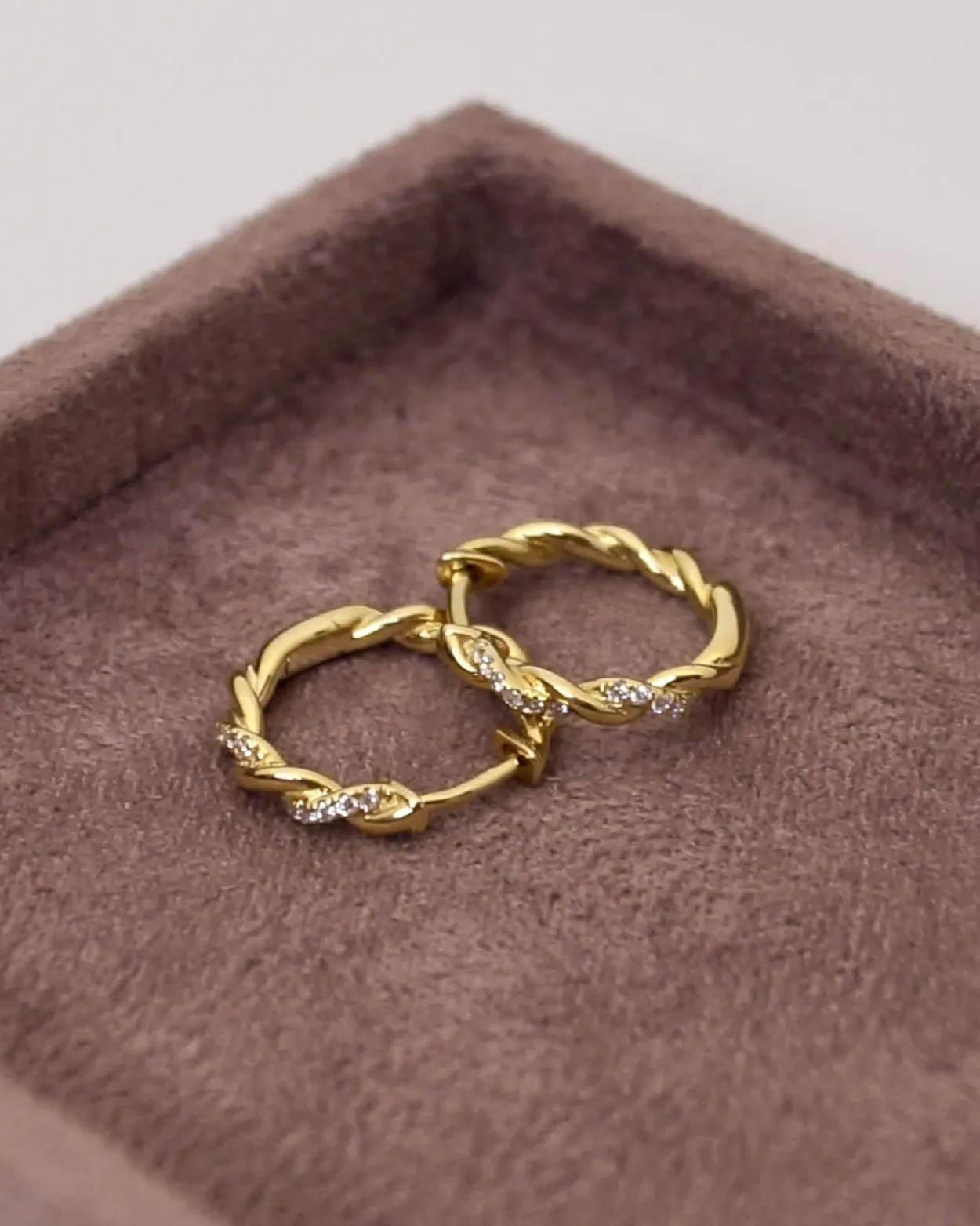 CHRISTOFFERSEN JEWELLERY SNOET KNÆK CREOL 14 KARAT GULD MED BRILLANTER – 3700538