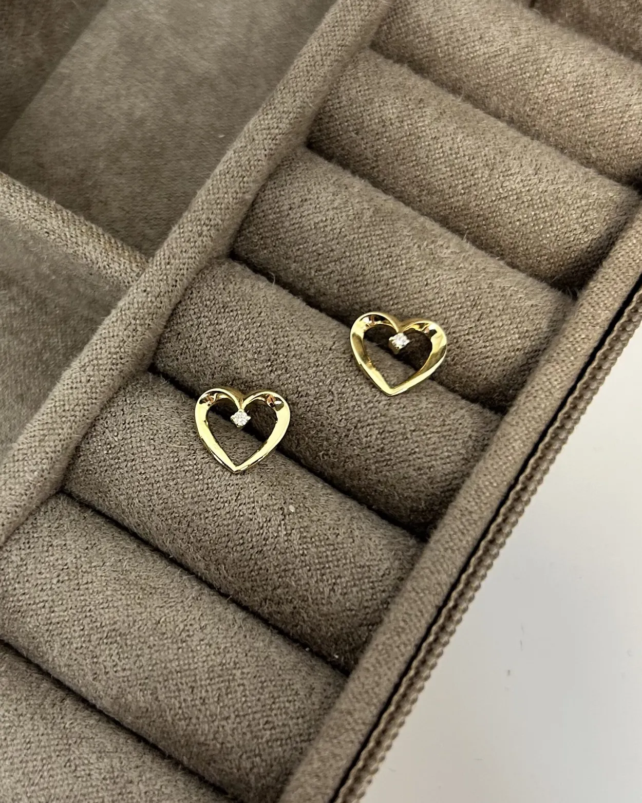 CHRISTOFFERSEN JEWELLERY HJERTE ØRESTIKKER 14 KARAT GULD MED 0,024 CARAT BRILLANTER – 3000864