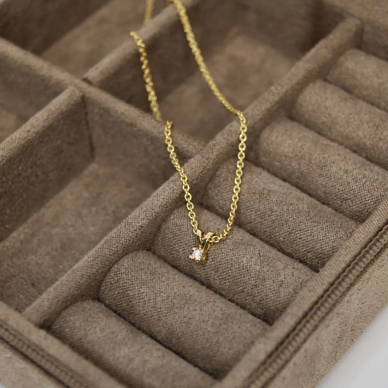 CHRISTOFFERSEN JEWELLERY EVA VEDHÆNG 14 KARAT GULD MED BRILLANT 0,03 CARAT – 4000163