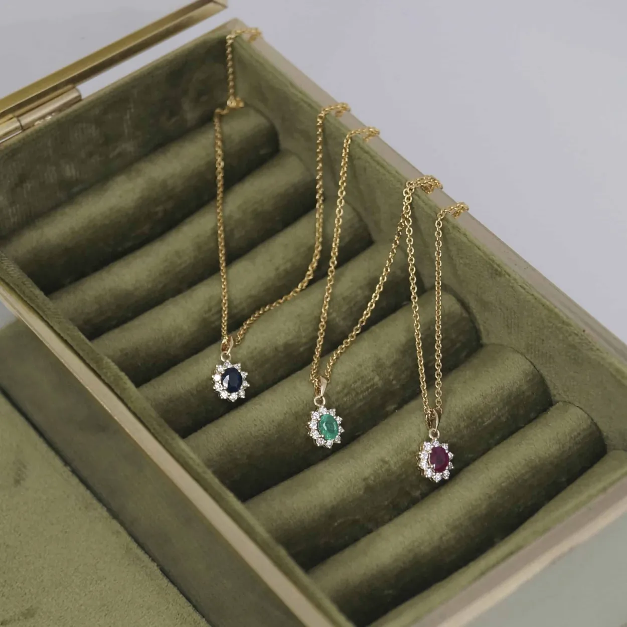 CHRISTOFFERSEN JEWELLERY ROSET VEDHÆNG 14 KARAT GULD MED SMARAGD OG BRILLANTER - 4070256G-SM