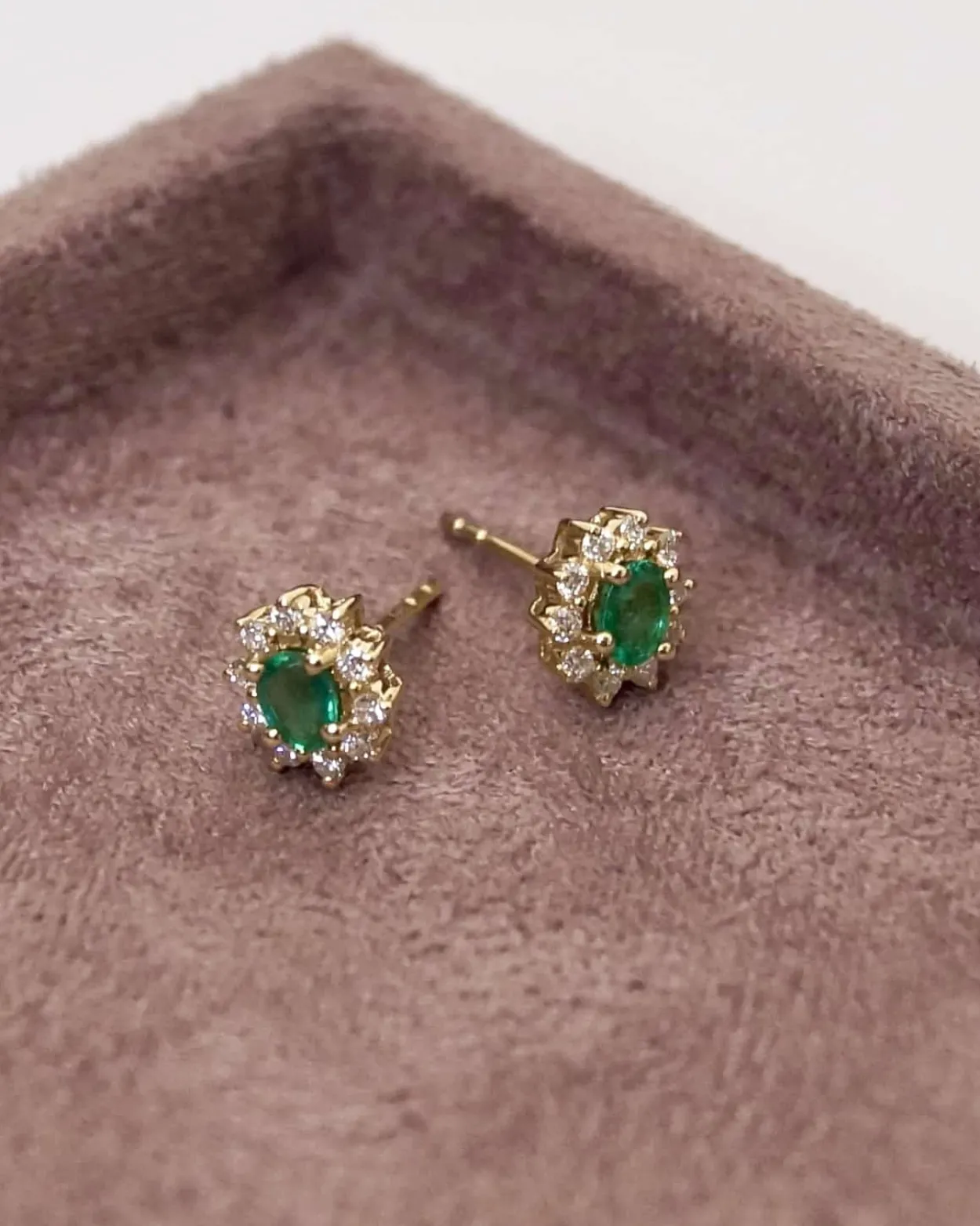CHRISTOFFERSEN JEWELLERY ROSÉT ØRESTIKKER 14 KARAT GULD MED SMARAGD OG BRILLANTER - 3070256G-SM
