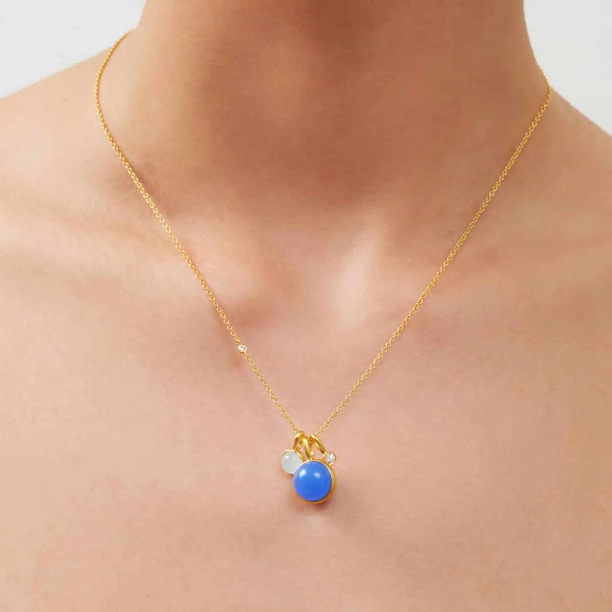 JULIE SANDLAU PRIME VEDHÆNG MED ROYAL BLUE KRYSTAL - PD19GDROBLCR
