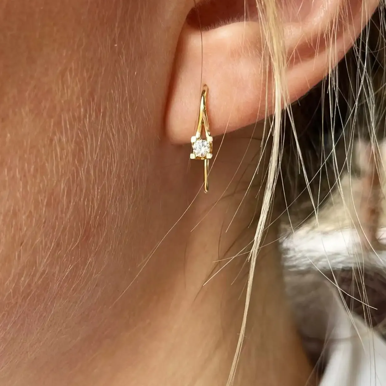 KLEOPATRA 14 KARAT GULD ØRERINGE BØJLE MED BRILLANT 0,20 CARAT WESSELTON/SI - 1125,20