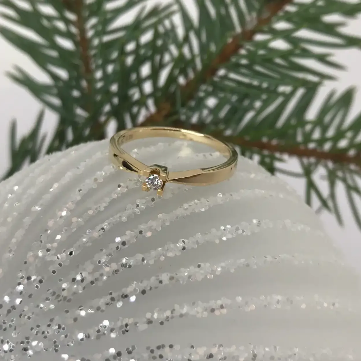 KLEOPATRA 14 KARATS GULD RING MED BRILLANT 0,05 - 7135,05