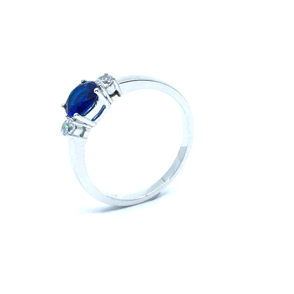 SØLV RING RHODINERET MED SYNTETISK BLÅ SAFIR OG ZIRKONIA