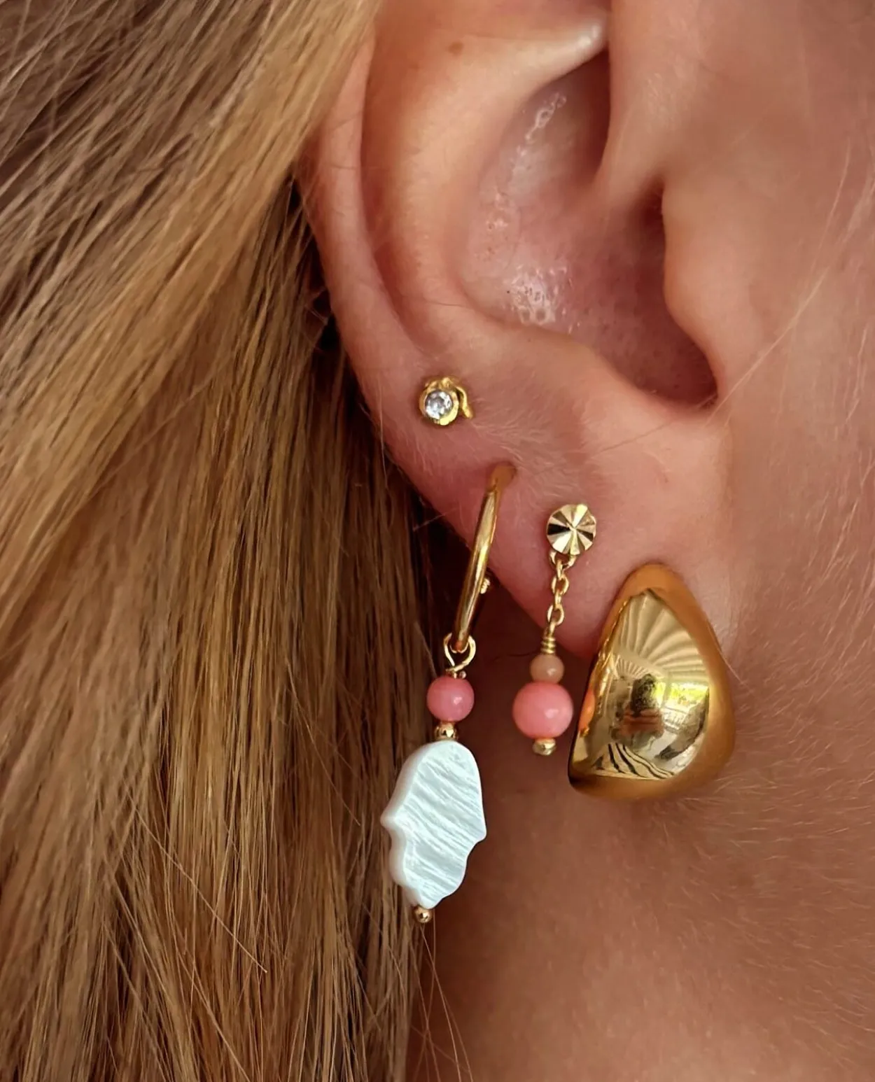 STINE A SWEET HAMSA ØRERING FORGYLDT SØLV MED CORAL OG PERLEMOR-VEDHÆNG - 1393-02-S